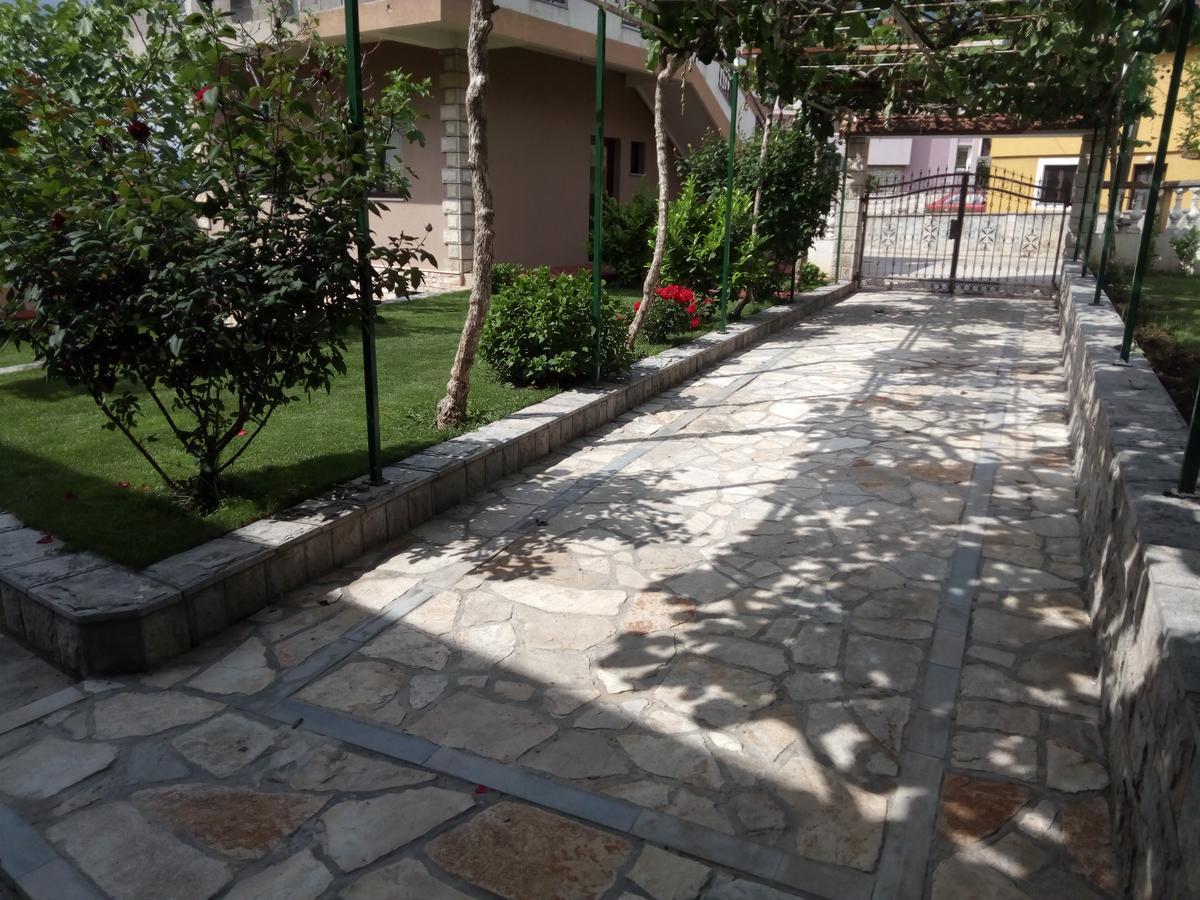 טרביניה Apartments Leo מראה חיצוני תמונה